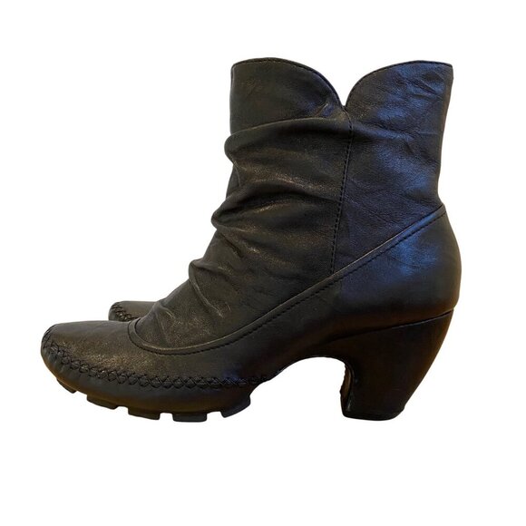 Indigo By Clarks Womens 7M black Leather Upper Ankle Boots kitten heels stitches - Picture 1 of 16